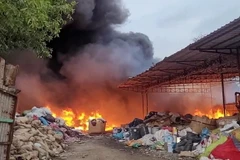 Hiện trường vụ cháy kho phế liệu. (Ảnh: TTXVN phát)