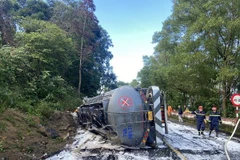 Cứu tài xế mắc kẹt trong cabin xe bồn lật trên đèo Hải Vân
