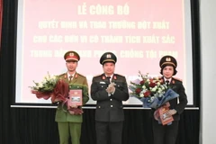 Đại tá Đặng Trọng Cường, Giám đốc Công an tỉnh trao thưởng cho phòng Cảnh sát điều tra tội phạm về ma túy và phòng Kỹ thuật nghiệp vụ Công an tỉnh có thành tích trong đấu tranh, phòng chống tội phạm. (Ảnh: Thùy Dung/TTXVN)