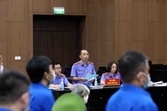 Đại diện Viện Kiểm sát công bố bản cáo trạng đối với các bị cáo. (Ảnh: Phạm Kiên/TTXVN)