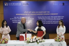 Lễ ký kết Bản ghi nhớ hợp tác giữa Trung tâm Ứng dụng công nghệ thông tin và chuyển đổi số trong xúc tiến thương mại và Sàn giao dịch điện tử MissLinh thuộc Công ty Việt Nam Food Europe. (Ảnh: Trần Việt/TTXVN)