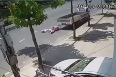 Cà Mau: Xe máy chở 3 người đâm đằng sau xe tải, khiến 2 người tử vong