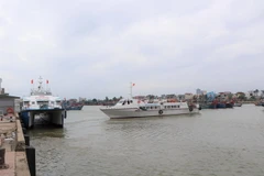 Tàu siêu tốc rời đất liền chở hành khách về đảo Lý Sơn đón Tết. (Ảnh: Đinh Hươn/TTXVN)