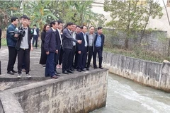 Đoàn công tác của Bộ Nông nghiệp và Phát triển Nông thôn kiểm tra tình hình lấy nước đợt 2 tại trạm bơm Đại Định, tỉnh Vĩnh Phúc. (Ảnh: Bnews/TTXVN)