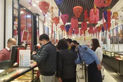 Giao dịch vàng tại doanh nghiệp. (Ảnh: Vietnam+)