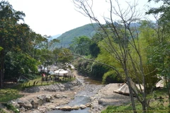 Khu cắm trại Róch Rách Glamping dựng nhiều lều trại lưu trú sát khe suối trên thượng nguồn sông Luông Đông, có nguy cơ mất an toàn vào mùa mưa lũ, sạt lở. (Ảnh: Quốc Dũng/TTXVN)