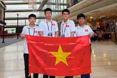 Bốn học sinh Việt Nam dự thi Olympic Tin học Quốc tế 2023, từ trái qua phải: Em Nguyễn Đức Thắng, em Nguyễn Quang Minh, em Nguyễn Ngọc Đăng Khoa và em Trần Xuân Bách. (Nguồn: Bộ Giáo dục và Đào tạo)