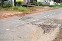 Tỉnh lộ 1 xuất hiện hiện tượng sạt, trượt, ảnh hưởng tới việc lưu thông của các phương tiện. (Nguồn: Báo Đắk Nông)