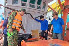 Tổ công tác Bộ đội Biên phòng tỉnh Kiên Giang kiểm tra một tàu vận chuyển trái phép dầu DO. (Ảnh minh họa: TTXVN phát)
