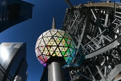 Chương trình thả quả cầu phalê vào đúng 0h00 ngày 1/1/2023 cũng là hoạt động truyền thống không thể thiếu trong thời khắc chuyển giao giữa năm cũ và năm mới tại Quảng trường Thời đại. (Ảnh: AFP/TTXVN)