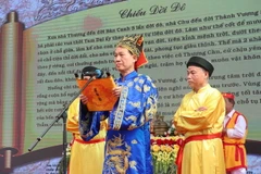 Quan đám Trần Văn Thành đọc Chiếu dời đô. (Ảnh: Thanh Thương/TTXVN)