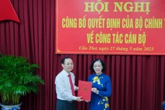 Bà Trương Thị Mai, Ủy viên Bộ Chính trị, Thường trực Ban Bí thư, Trưởng Ban Tổ chức Trung ương trao quyết định của Bộ Chính trị cho đồng chí Nguyễn Văn Hiếu. (Ảnh: Ngọc Thiện/TTXVN)