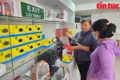 Sản phẩm mặt nạ chống độc được nhiều người dân tìm mua. (Ảnh: Mạnh Linh/Báo Tin tức/TTXVN)