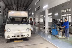 Hoạt động đăng kiểm tại Trung tâm đăng kiểm xe cơ giới 17-01D đặt tại phường Trần Hưng Đạo, thành phố Thái Bình. (Ảnh: Thế Duyệt/TTXVN)