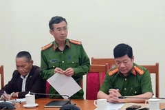 Thượng tá Hoàng Công Quảng, Phó trưởng phòng Cảnh sát hình sự thuộc Công an tỉnh Lâm Đồng, cung cấp thông tin cho báo chí. (Ảnh: Chu Quốc Hùng/TTXVN)