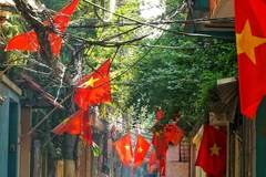 Khắp các con phố, ngõ nhỏ đều treo cờ Tổ quốc trong không gian yên bình của ngày Tết Độc lập. (Ảnh: Khánh Hòa/TTXVN)