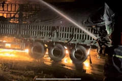 Ba xe tải bốc cháy sau va chạm. (Nguồn: vtc news)
