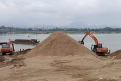 Các mỏ khai thác cát vật liệu xây dựng trên sông Thu Bồn đã hoạt động trở lại trong ngày 7/3. (Ảnh: Đoàn Hữu Trung/TTXVN)