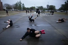 Sau khi hạn chế thực hiện nghĩa vụ và hạn chế tập thể dục dẫn đến chỉ số khối cơ thể cao hơn. (Nguồn: AP)