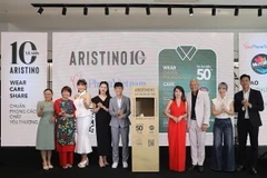 Đại diện Ban tổ chức và khách mời tại lễ phát động chiến dịch ủng hộ trẻ mồ côi, trẻ có hoàn cảnh khó khăn. (Ảnh: TTXVN phát)