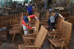 Sản xuất đồ gỗ xuất khẩu. (Ảnh: Vũ Sinh/TTXVN)