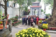 Các vị lãnh đạo thành phố Hà Nội dâng hương tại Tượng đài vua Lê Thái Tổ. (Nguồn: báo Hà Nội mới)