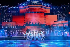 Chương trình nghệ thuật tại Lễ hội Hoa Phượng đỏ năm 2023. (Ảnh: Dương Giang/TTXVN)