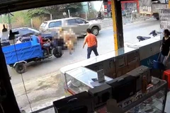 Khoảnh khắc xe ôtô (màu đen) đâm trực diện làm Thiếu tá CSGT tử vong khi ra hiệu lệnh dừng xe để kiểm tra. (Ảnh cắt từ clip)