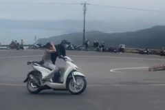 Đôi nam nữ chạy xe máy "làm xiếc" trên đèo Hải Vân khiến cộng đồng mạng xôn xao. (Nguồn: cắt từ clip)