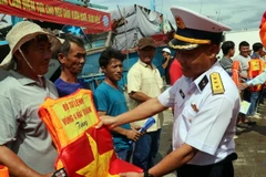 Bộ Tư lệnh Vùng 4 Hải quân tặng quà cho ngư dân phường Đông Hải, thành phố Phan Rang-Tháp Chàm. (Ảnh: Công Thử/TTXVN)