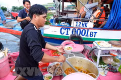Du khách rất thích thú với trải nghiệm ăn bún riêu khi đến với chợ nổi Cái Răng. (Ảnh: Thanh Liêm/TTXVN) Chợ nổi Cái Răng. (Ảnh: Thanh Liêm/TTXVN)