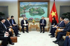 Phó Thủ tướng Trần Lưu Quang tiếp Chủ tịch Danh dự, Liên đoàn Kinh tế Kyushu (Nhật Bản) Aso Yutaka. (Ảnh: Phạm Kiên/TTXVN)