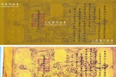 Các thành viên ban quản lý di tích Đền Quốc Tế ở xã Dị Nậu, huyện Tam Nông, tỉnh Phú Thọ, bên các cuốn sách cổ và sắc phong hiện đang được lưu giữ tại nhà dân. (Ảnh: Đào An/TTXVN)