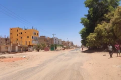 Cảnh vẳng vẻ tại một tuyến đường ở Khartoum, Sudan ngày 17/5 vừa qua. (Ảnh: AFP/TTXVN)