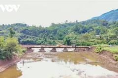 Cây cầu tạm hoàn thành giúp tạm thời đảm bảo giao thông trên tuyến Quốc lộ 4H. (Nguồn: VOV)