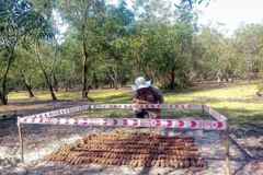 Các vật liệu nổ do Dự án NPA/RENEW phát hiện tại một hầm đạn tại thôn An Mỹ, xã Gio Mỹ, huyện Gio Linh, tỉnh Quảng Trị. (Ảnh: TTXVN phát)