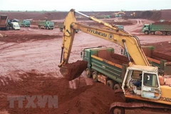 Phương tiện, máy móc hoạt động rầm rộ trên công trường xây dựng sân bay Long Thành. (Ảnh: Công Phong/TTXVN)