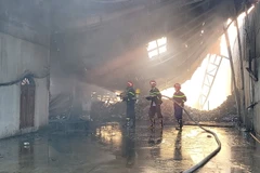 Lực lượng Cảnh sát phòng cháy chữa cháy và cứu nạn cứu hộ, Công an tỉnh Gia Lai nỗ lực dập lửa. (Ảnh: Hoài Nam/TTXVN)