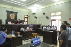 Các bị cáo nghe Tòa tuyên án. (Ảnh: Xuân Tư/TTXVN)