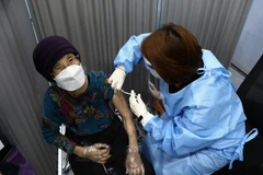 Nhân viên y tế tiêm vaccine ngừa COVID-19 cho người dân tại Seoul, Hàn Quốc. (Ảnh: AFP/TTXVN)