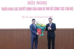 Ông Nguyễn Quang Dương, Phó Trưởng Ban Tổ chức Trung ương trao Quyết định và tặng hoa chúc mừng ông Phan Anh Sơn. (Nguồn: Liên hiệp các tổ chức Hữu nghị Việt Nam)