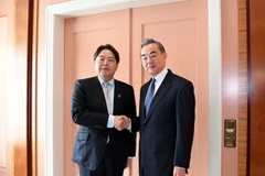 Chủ nhiệm Văn phòng Ủy ban Công tác Đối ngoại Trung ương Đảng Cộng sản Trung Quốc Vương Nghị (phải) trong cuộc gặp Ngoại trưởng Nhật Bản Yoshimasa Hayashi bên lề Hội nghị An ninh Munich ở bang Bayern, miền Nam Đức, ngày 18/2 vừa qua. (Ảnh: THX/TTXVN)
