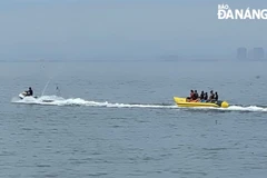 Môtô nước kéo phao chuối chở người trái phép. (Nguồn: Công an Đà Nẵng)