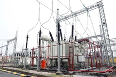 Kiểm tra vận hành tại TBA 500kV Tây Hà Nội. (Ảnh: Huy Hùng/TTXVN)