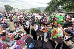 Dòng người tấp nập trên các tuyến đường đổ về thị trấn Than Uyên vui hội, tạo nên bức tranh hội tụ bản sắc Tây Bắc. (Ảnh: Đinh Thùy/TTXVN)