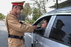 Lực lượng Công an kiểm tra nồng độ cồn của lái xe. (Ảnh: Trọng Đạt/TTXVN)