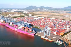 Tàu vào bốc dỡ hàng hóa tại Cảng Cái Mép-Thị Vải, tỉnh Bà Rịa-Vũng Tàu. (Ảnh: Hoàng Nhị/TTXVN)