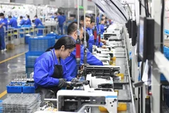 Công nhân làm việc tại Nhà máy Jack Sewing Machine ở tỉnh Chiết Giang, Trung Quốc. (Ảnh: THX/TTXVN)