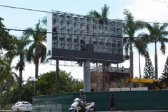 Công trình bảng quảng cáo “khủng” không phép nằm một phần trong khu vực bảo vệ 1 của di tích Tháp chuông Thành cổ Quảng Trị. (Ảnh: Nguyên Lý/TTXVN)