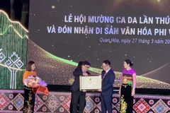 Đại diện Bộ Văn hóa, Thể thao và Du lịch trao Bằng công nhận Lễ hội Mường Ca Da là Di sản văn hóa phi vật thể Quốc gia cho lãnh đạo và nhân dân huyện Quan Hóa. (Ảnh: Hoa Mai/TTXVN)